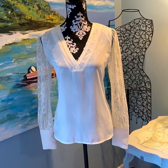 ⭐️Express, White V-Neck, Sheer Lace Sleeves, Like New, Size Small - Picture 5 of 9